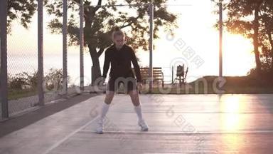 女子篮球运动员进行腿部运球动作非常快，在当地户外训练